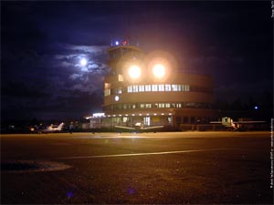Malmin päärakennus kuutamolla 9.10.2003. Kuva: Seppo Sipilä