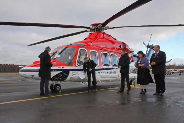 Tanskan suurlähettiläs Jens-Otto Horslund (vasemmalla) antoi Bel Airin AgustaWestland -kopterille juhlallisesti nimen 