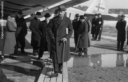 Marsalkka Mannerheim palaamassa Intiasta tiikereitä metsästämästä vuonna 1937. Malmin asemataso oli vielä aivan keskeneräinen.