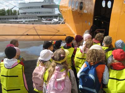 Vierailullaan Malmin lentoasemalle lapset ottivat innolla lähituntumaa ilmailuun. Kuva: Raine Haikarainen