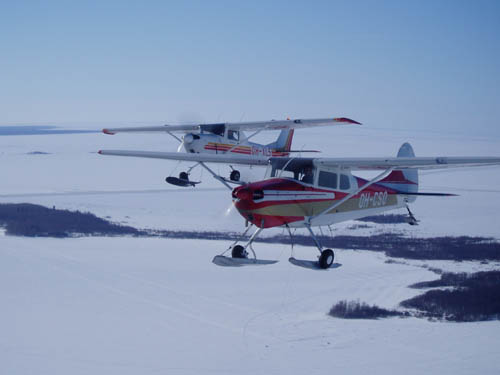 Kuvassa lentävät oululaiset Pekka Sipilä (Cessna 150 OH-XLS) ja Ville Maunu (Cessna 170B OH-CSO). Kuva: Kari Aaltonen
