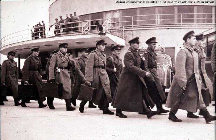 Synkkä hetki Suomen historiassa: liittoutuneiden valvontakomissio marssii maahan Malmin lentoasemalla 22.9.1944.