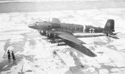 Lentäjä Hans Baur toi Hitlerin Immolaan tällä Focke-Wulf Condor-koneella, jolla kävi jo viikkoa aiemmin tutustumassa Etelä-Suomen kenttiin. Kuvassa Baurin Condor Malmilla. Kuvalähde: http://www.lahtied.net/010620-vanhala.htm