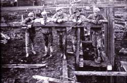 Pääkaupungin ilmailuinfrastruktuurin rakentajia vuonna 1935. Rakennuskohteena Tattarisuo nosti miehen ja lapion arvoonsa, koska soinen maaperä ei kestänyt raskaita työkoneita.